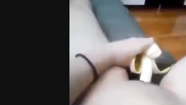 Тувинка мастурбирует бананом